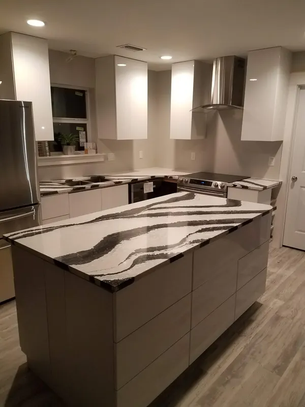 White island top with sweeping black veins in a modern kitchen